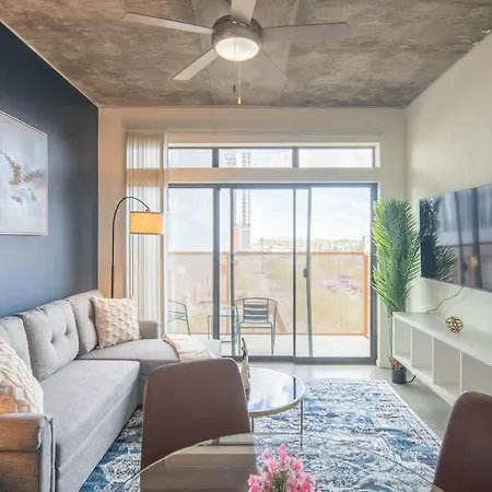 Alluring 2Bd - Dt - Gym, Pool, Parking - Sleeps 8
